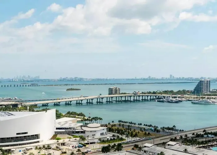 Modern 1 Bed Condo Across From Bayside In Downtown