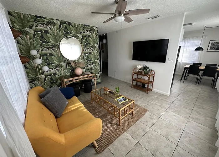 Miami'S Cozy Tropical Getaway